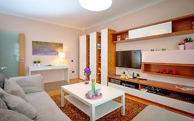 Green Apartment - Top Location, Near City Center!